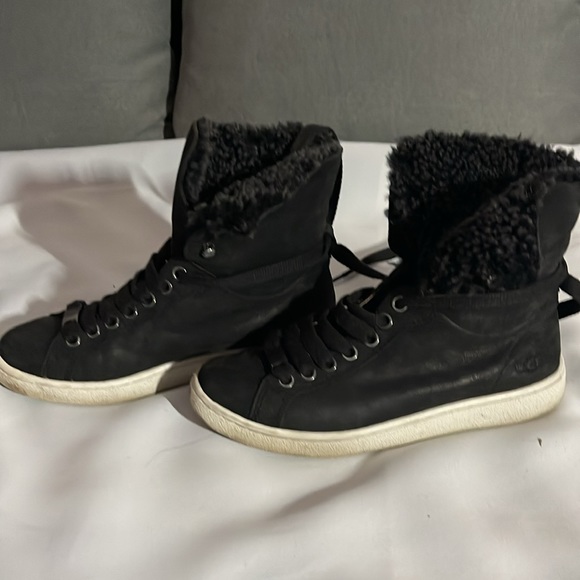 Cute black UGG sneakers in size 5 - Picture 2 of 5